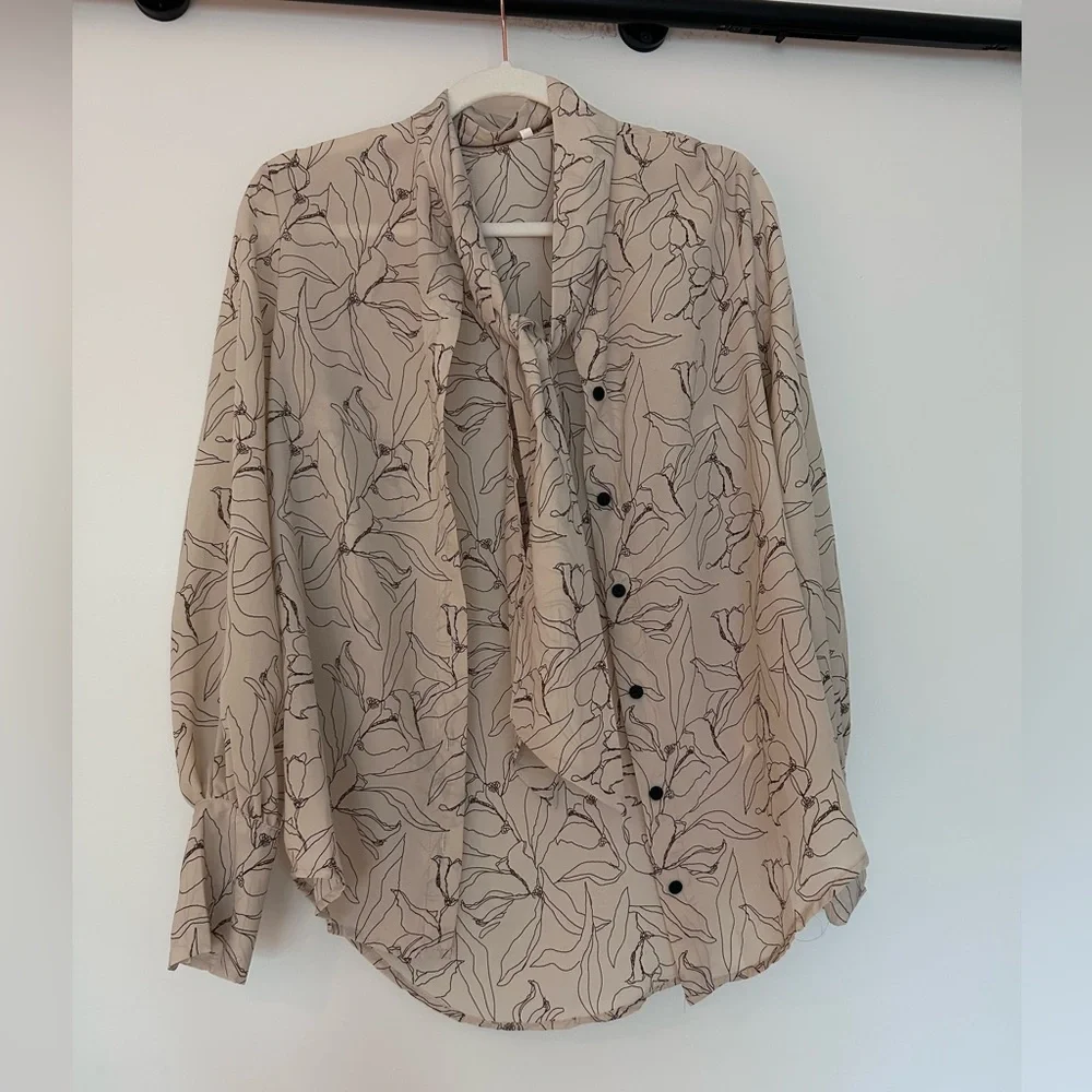 Vintage style long tieneck button blouse - Picture 4 of 9